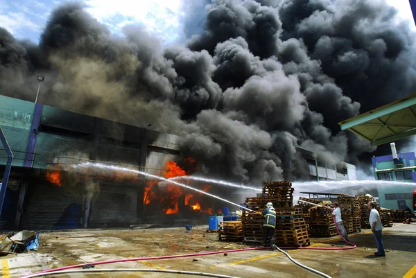 Bomberos luchando contra el fuego —  Fotos de Stock