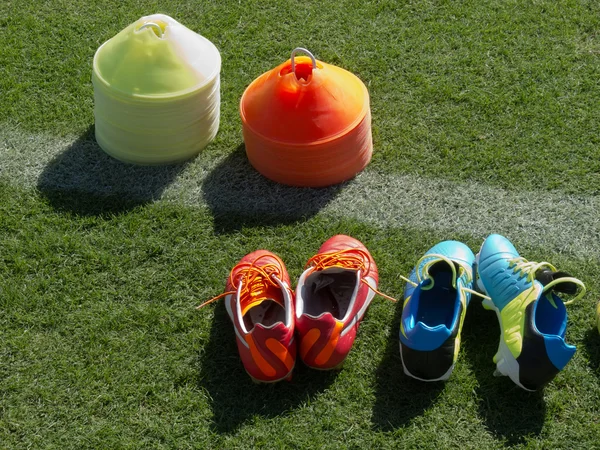 Cônes d'entraînement et chaussures de football — Photo