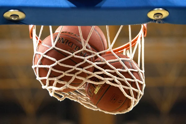 Basketbal hoepel met bal — Stockfoto