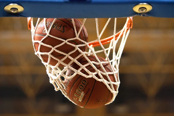 Basketbal hoepel met bal — Stockfoto