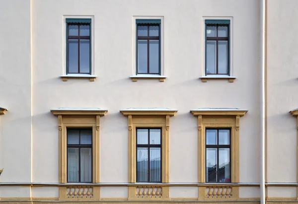 Las ventanas en la pared — Foto de Stock