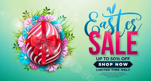 Pasen Verkoop Illustratie met geschilderd ei, rode strik en lente bloem op glanzende lichte achtergrond.. Vector Pasen Holiday Design Template voor Coupon, Banner, Voucher of Promotionele Poster. — Stockvector