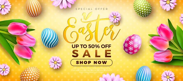 Пасхальная распродажа с разноцветным яйцом, весенним цветом и тюльпаном на желтом фоне. Векторный дизайн пасхальных праздников для купона, веб-баннера, ваучера или рекламного плаката. — стоковый вектор