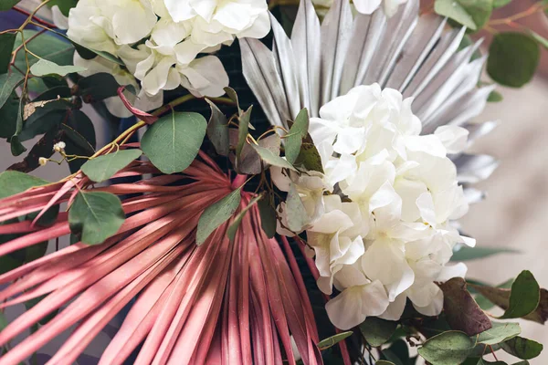 Close-up decoração floral de flores naturais e artificiais. — Fotografia de Stock