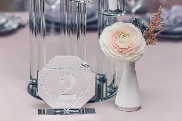 Tabela decoração número de mesa de vidro e flor em vaso. — Fotografia de Stock