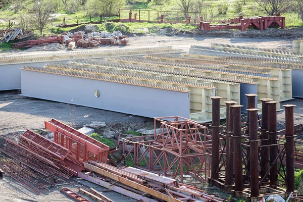 Prefabricated parts of the bridge. steel welded beams and supports for bridge construction — Foto de Stock