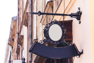 Kalıplarla dövülmüş büyük demir işareti. Reklamınız için yer, kopyalama alanı.