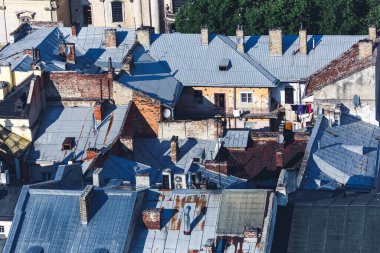 Eski evlerin çelik çatılarından manzara.