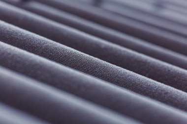 Buzla kaplı dalgalı levhanın yakın çekimi.