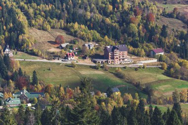 Dağlardaki ormanda küçük bir tatil köyü..