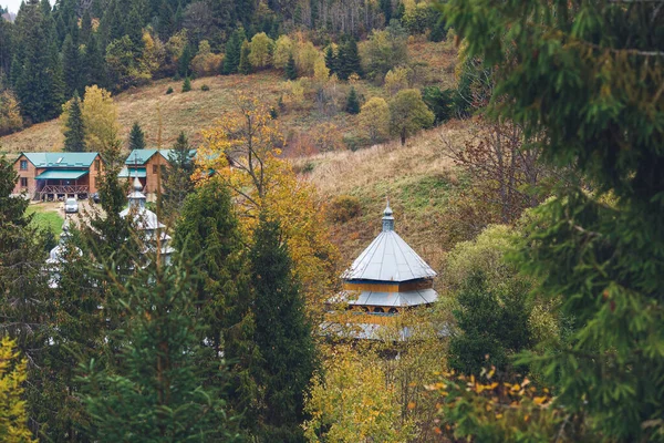 Маленькая Деревянная Церковь Среди Листвы Деревьев Горной Долине — стоковое фото