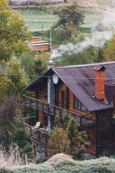 Casa Madeira Uma Encosta Nas Montanhas Entre Abetos — Fotografia de Stock