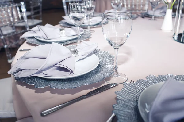 Elegante mesa de comedor con servilletas púrpuras —  Fotos de Stock