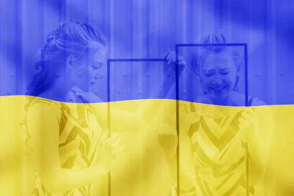 Mavi-sarı arka planda üzgün bir kız Ukrayna 'daki savaşın sembolü olarak kırık cam tutuyor. — Stok fotoğraf