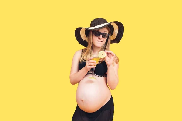 Привлекательная Беременная Женщина Желтом Фоне Держит Стакан Ломтиком Лимона Руках — стоковое фото