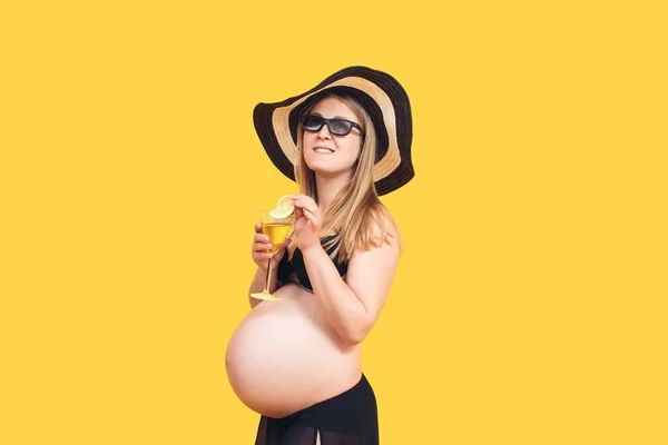 Привлекательная Беременная Женщина Желтом Фоне Держит Стакан Ломтиком Лимона Руках — стоковое фото