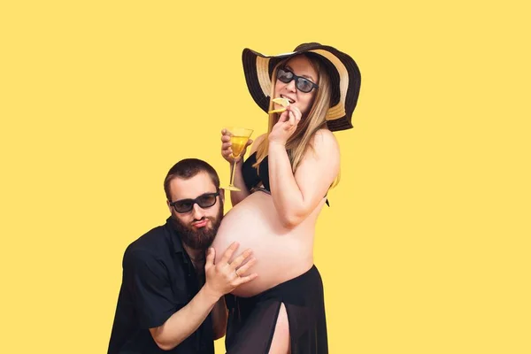 Bärtiger Mann Der Den Bauch Einer Schwangeren Frau Auf Isoliertem — Stockfoto