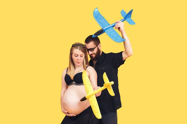 Vousatý Muž Těhotná Dívka Hrají Žlutými Modrými Letadly Koncept Klidné — Stock fotografie