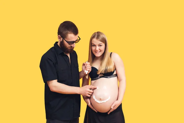 Chico Dibuja Con Emoji Crema Vientre Esposa Embarazada Sobre Fondo — Foto de Stock