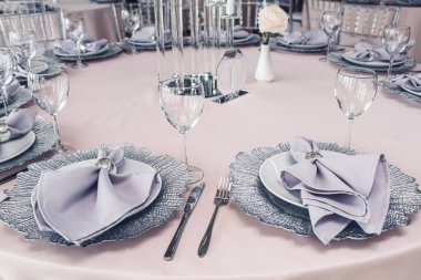 Mor peçeteli dekor ve masa ayarları.