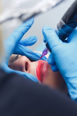 Bir kadının dudaklarına doğal bir rengin kalıcı makyajının fotoğrafını çek..