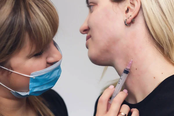 Verjonging Van Vrouwelijke Nekhuid Met Mesotherapie Injecties Een Cosmetische Kliniek — Stockfoto