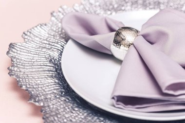 Tabakta mor peçete, ziyafet masası.