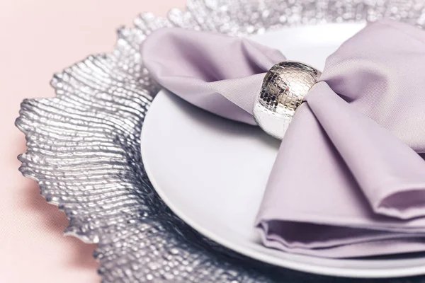 Tabakta mor peçete, ziyafet masası.