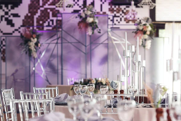 Detalles de la decoración del banquete de boda con luces de neón púrpura —  Fotos de Stock