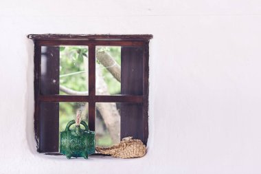 Buğday kulaklı seramik fıçı ve eski bir kerpiç evinin camında hasır sepet. Ukrayna stili dekor