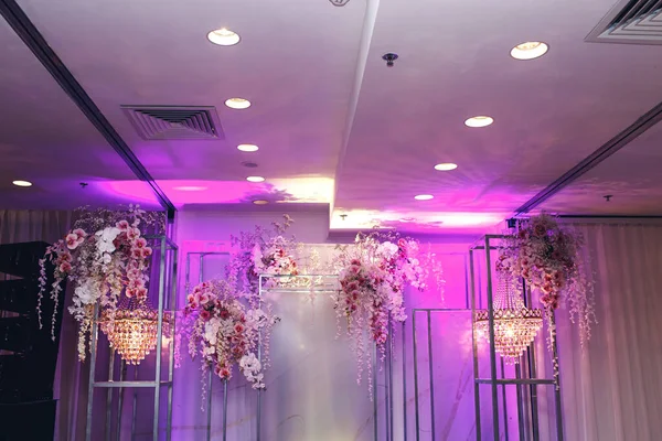 분홍색 백라이트가 달린 세련 된 결혼식용 꽃집 장식 — 스톡 사진
