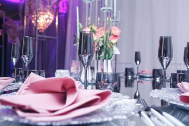 Ziyafet masasında boş siyah bardaklar. Tablo ayarlama dekoru