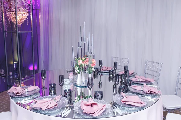 Elegante decoración de la mesa de banquete en el salón del restaurante —  Fotos de Stock