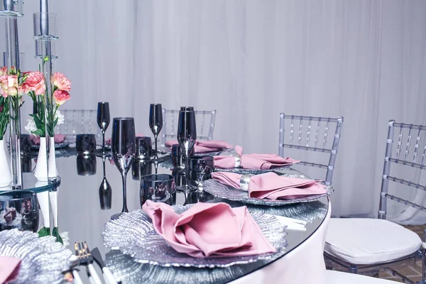 Elegante Mesa Banquete Mesa Espejo Vasos Oscuros Platos Plata Servilletas —  Fotos de Stock