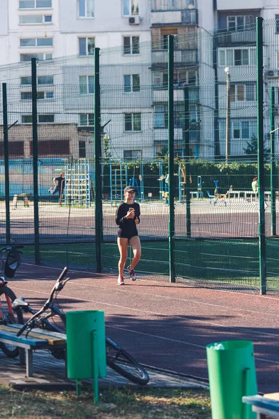 Corrida Matinal Estádio Garota Com Telefone Entra Para Esportes — Fotografia de Stock