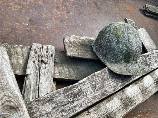 Tahtalarında Liken Olan Eski Bir Kask — Stok fotoğraf
