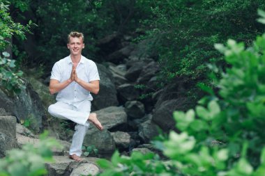 Yoga yapan adam, Eka Pada Utkatasana. Doğada meditasyon