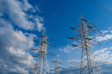Mavi gökyüzüne karşı yüksek voltajlı elektrik hatları, yüksek voltajlı güç pilonu