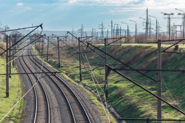 Demiryolu ve elektrik hatları. Şehrin sanayi bölgesi