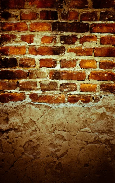 Brown gekraakt oude bakstenen muur en een steen neer — Stockfoto