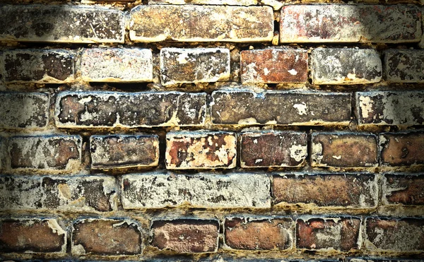 Bruin gebarsten oude bakstenen muur verlicht van bovenaf — Stockfoto