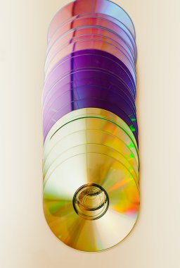 dikey olarak düzenlenmiş CD'leri