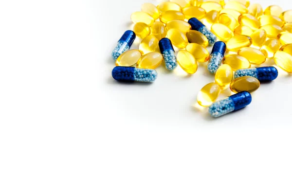 Oro y píldoras azules — Foto de Stock