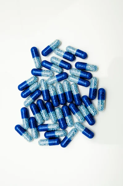 中央フレーム内の青い錠剤 — ストック写真