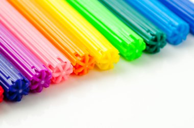 birçok renkli işaretleyicileri