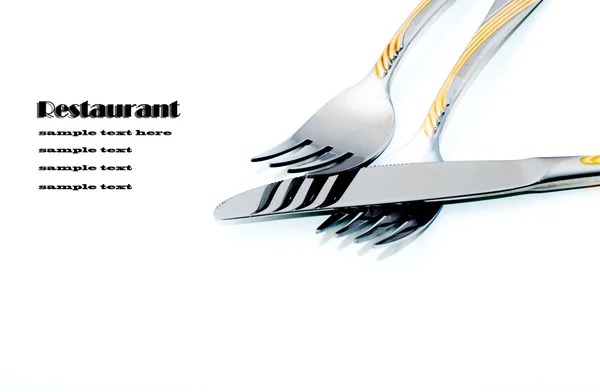 Dos tenedores y un cuchillo sobre un fondo blanco — Foto de Stock