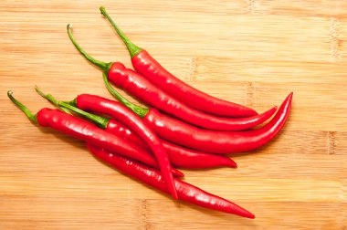 kırmızı biber biber ahşap tahta üzerinde bir sürü