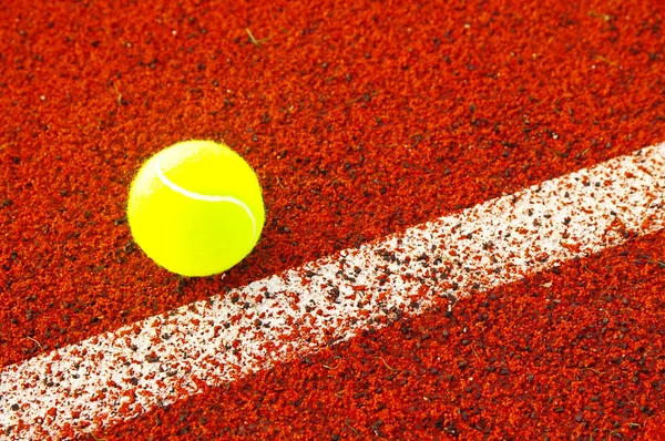 Piłki tenisowe w pobliżu linii na zewnątrz — Zdjęcie stockowe