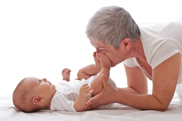 Mormor leker med en baby — Stockfoto