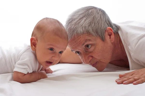 Bir bebekle oynarken büyükanne — Stok fotoğraf